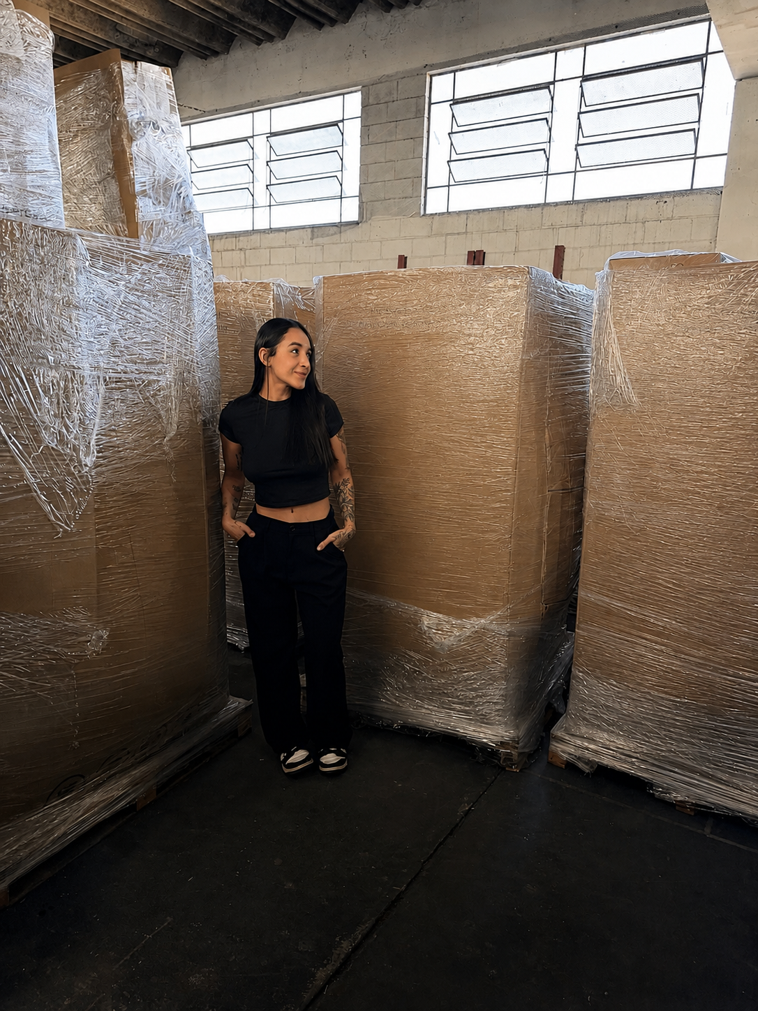 Pallets de mercadorias envolvidos em filme plástico no estoque