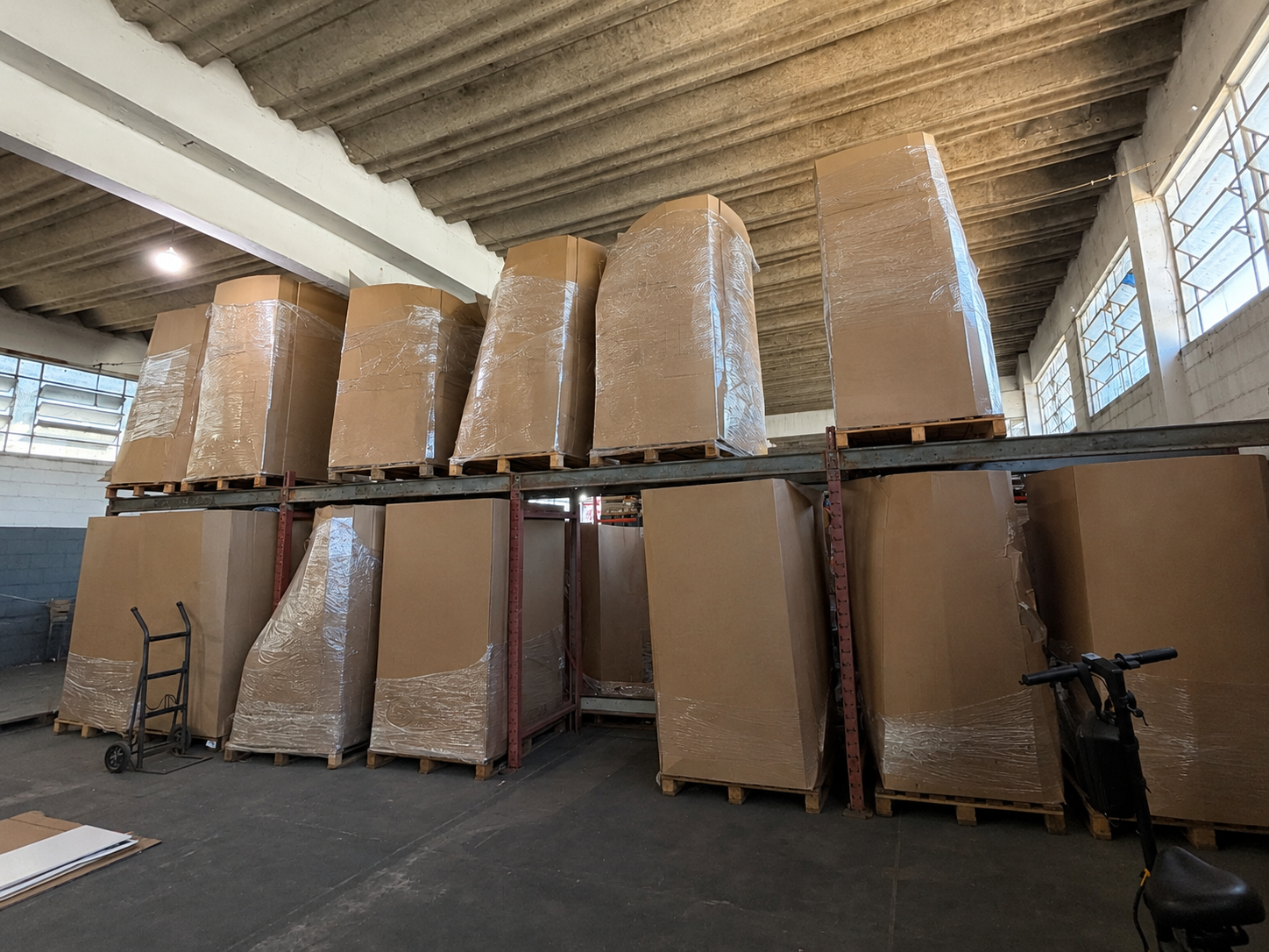 Pallets embalados e empilhados nas prateleiras do galpão